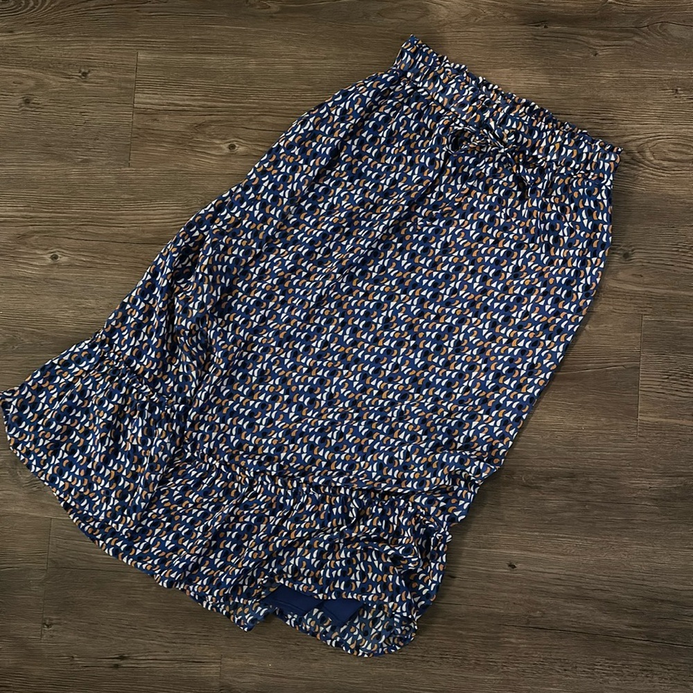 Skies are blue midi skirt
Blue, orangee, black and white
Worn 1 time